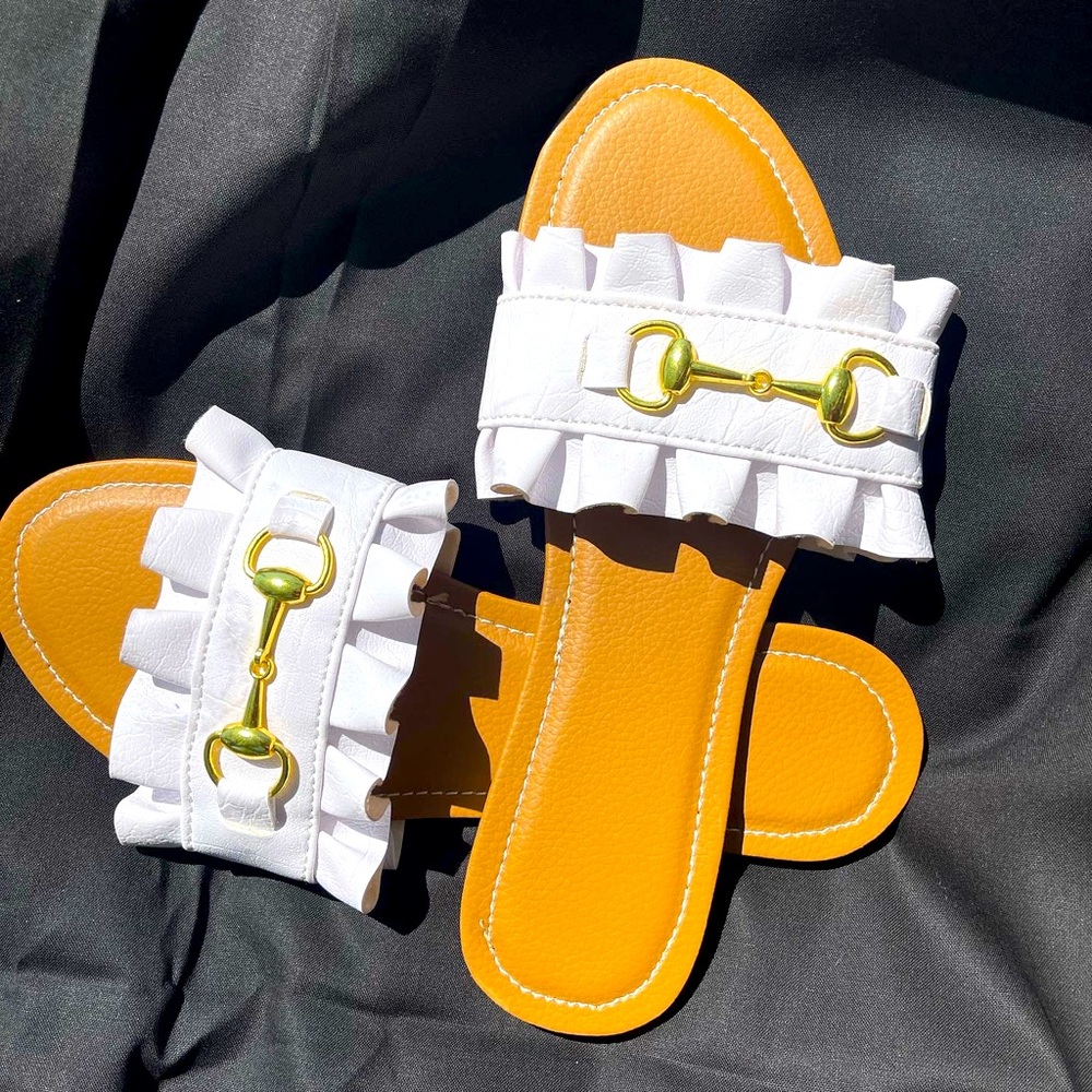 Gathered leather slippers, comfort at your feet.
